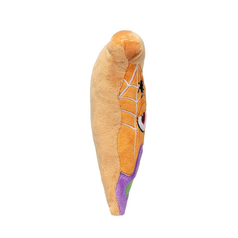 Zijaanzicht van een pluche pizzapunt als hondenspeeltje met dikke korst en paarse onderkant