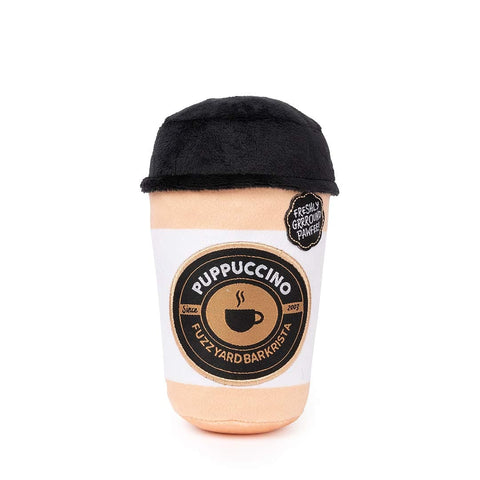 FuzzYard Barkrista Puppuccino – pluche Hondenspeeltje in de vorm van een koffiebeker met zwarte deksel, met geborduurde labels ‘Puppuccino – FuzzYard Barkrista’ en ‘Freshly Grrrground Pawffee!’, zacht speeltje met pieper voor honden