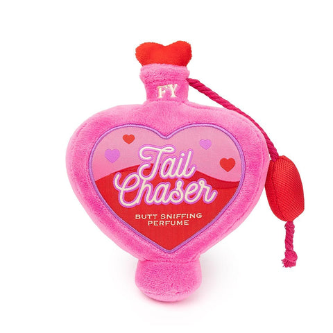 FuzzYard Valentine’s Tail Chaser Perfume – hartvormig pluche hondenspeeltje met geborduurde tekst “Butt Sniffing Perfume” en roze afwerking