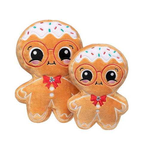 Groot en klein pluche peperkoekfiguur als hondenspeeltjes naast elkaar ter vergelijking