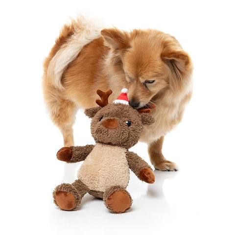 Hond speelt staand met een bruin pluche rendier als hondenspeeltje