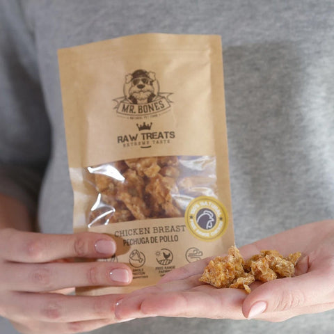 Mr. Bones Raw Treats Vrije-uitloopkipfilet – close-up van kleine stukjes kipfilet, monoproteïne en licht verteerbaar, rijk aan eiwit en laag in vet