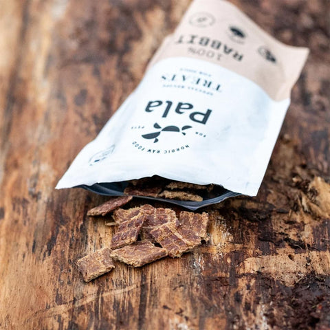 Close-up van luchtgedroogde stukjes konijn van Pala Dog Treats 100% Rabbit – lichte en hypoallergene hondensnacks, rijk aan eiwitten, vitaminen en mineralen