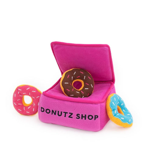 ZippyPaws Zippy Burrow – Donutz Box – interactief snuffel- en verstopspeelgoed voor honden, pluche roze donutdoos met drie piepende Donutz-Miniz in blauw, roze en bruin met glazuur en sprinkles