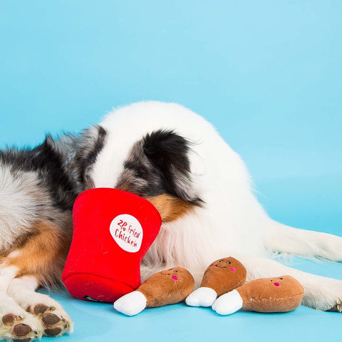 Hond speelt met de ZippyPaws Zippy Burrow Bucket of Chicken – interactief snuffel- en verstopspeelgoed voor honden, pluche kippenemmer met drie losse, piepende kippenboutjes