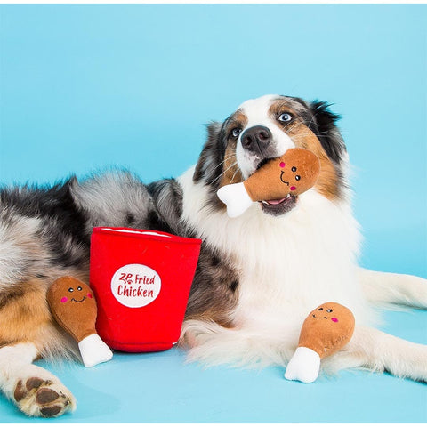 Hond speelt met de ZippyPaws Zippy Burrow Bucket of Chicken – interactief snuffel- en verstopspeelgoed voor honden, pluche kippenemmer met drie losse, piepende kippenboutjes