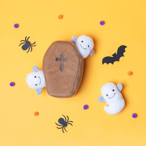 ZippyPaws Halloween Burrow Coffin with Ghosts – interactief Halloween verstopspeelgoed voor honden, pluche bruine doodskist met geborduurd kruis en drie piepende witte spookjes