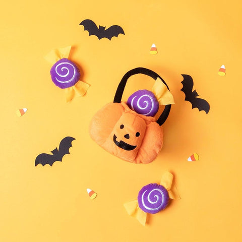 ZippyPaws Halloween Burrow Trick-or-Treat Basket – interactief Halloween verstopspeelgoed voor honden, pluche pompoenmandje en drie piepende paarse snoepjes met gele wikkels