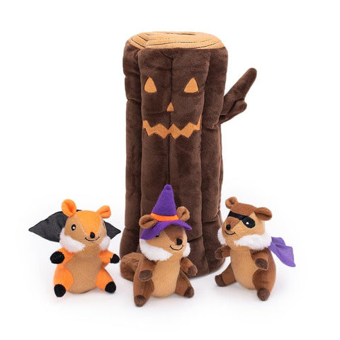 ZippyPaws Halloween Burrow Haunted Log – interactief Halloween verstopspeelgoed voor honden, pluche donkerbruine boomstam met uitgekerfd griezelig gezicht en drie piepende eekhoorns verkleed in een halloween kostuum