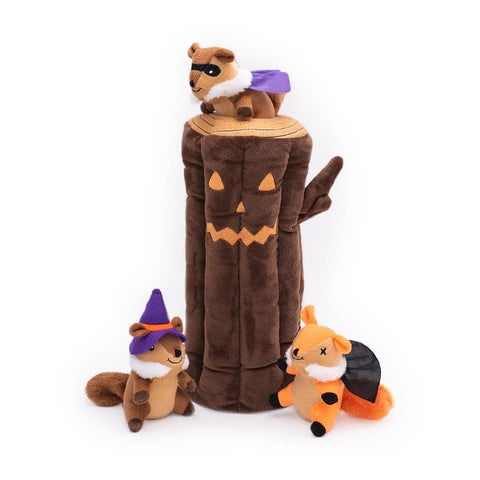 ZippyPaws Halloween Burrow Haunted Log – interactief Halloween verstopspeelgoed voor honden, pluche donkerbruine boomstam met uitgekerfd griezelig gezicht en drie piepende eekhoorns verkleed in een halloween kostuum