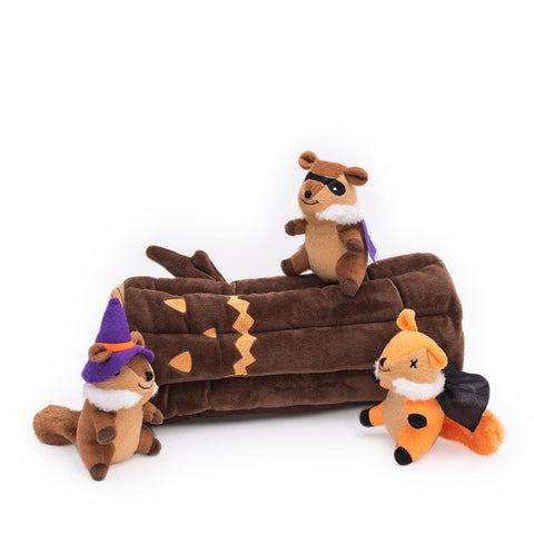 ZippyPaws Halloween Burrow Haunted Log – interactief Halloween verstopspeelgoed voor honden, pluche donkerbruine boomstam met uitgekerfd griezelig gezicht en drie piepende eekhoorns verkleed in een halloween kostuum