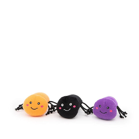 Drie piepende spinnen van ZippyPaws Halloween Burrow Spider Web – zachte, pluche knuffeltjes in zwart, oranje en paars om te verstoppen in het spinnenweb