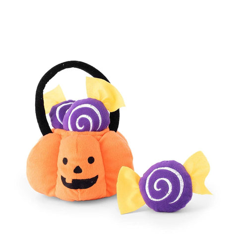 ZippyPaws Halloween Burrow Trick-or-Treat Basket – interactief Halloween verstopspeelgoed voor honden, pluche pompoenmandje en drie piepende paarse snoepjes met gele wikkels