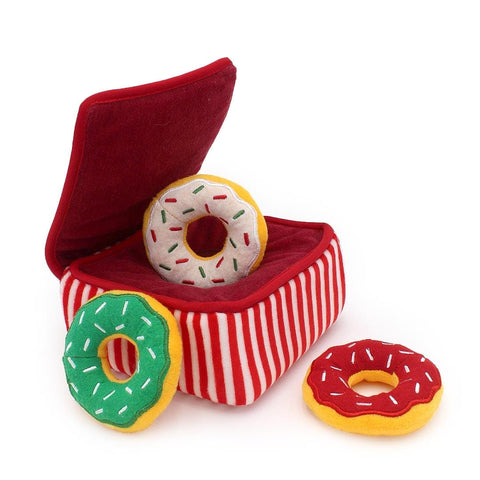 ZippyPaws Holiday Burrow Donutz Box – interactief kerst-verstopspeelgoed voor honden, pluche rood-wit gestreepte geschenkdoos met drie piepende donuts in kerstkleuren