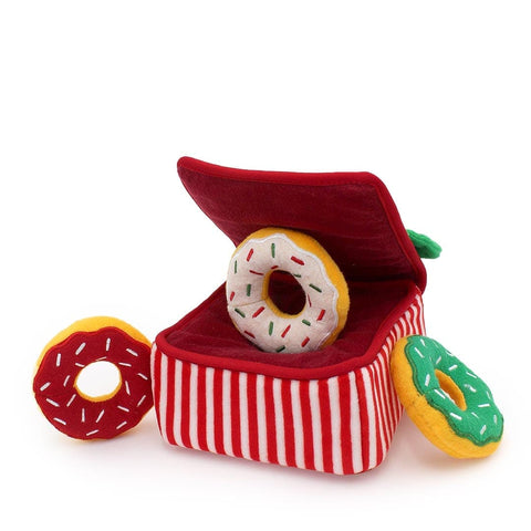 ZippyPaws Holiday Burrow Donutz Box – interactief kerst-verstopspeelgoed voor honden, pluche rood-wit gestreepte geschenkdoos met drie piepende donuts in kerstkleuren