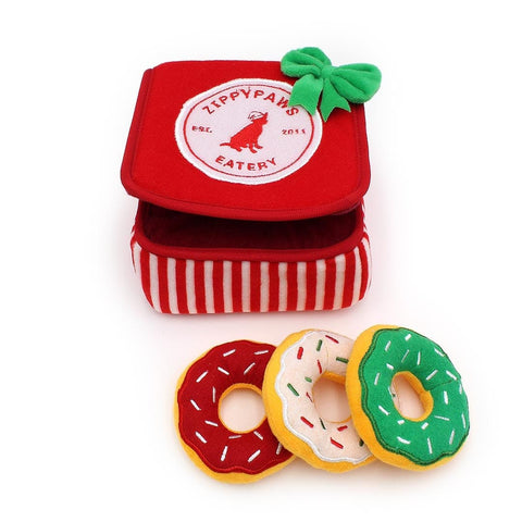 ZippyPaws Holiday Burrow Donutz Box – interactief kerst-verstopspeelgoed voor honden, pluche rood-wit gestreepte geschenkdoos met drie piepende donuts in kerstkleuren