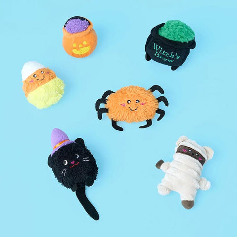 ZippyPaws Miniz 6-Pack Halloween Haunts – set van 6 pluche hondenspeeltjes met pieper (heksenketel, spin, trick or treat-mandje, candy corn-snoepje, mummiebeer en heksenkat)