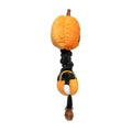Zijaanzicht van een pluche pompoenfiguur als hondenspeeltje met lange zwarte nek en oranje tuinbroek