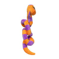 Zijaanzicht van een oranje-paarse pluche slang als hondenspeeltje met geknoopt lichaam en lange staart