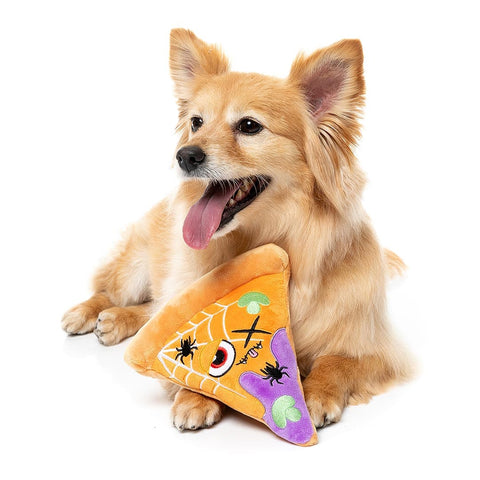 Hond speelt met een pluche pizzapunt tussen de voorpoten