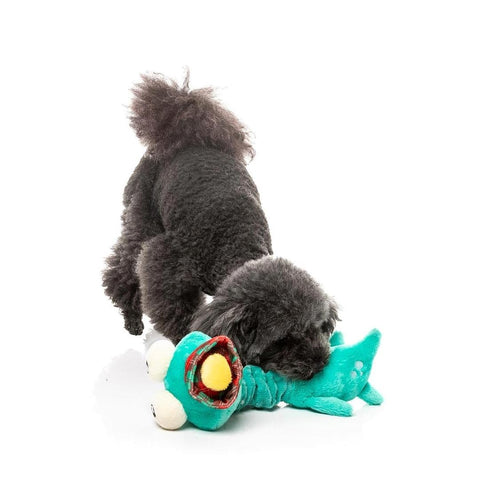 FuzzYard Neck Minnits – Loch Neck Monster pluche hondenspeelgoed, zwarte hond spelend met piepend speeltje met lange nek en Schotse muts
