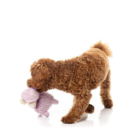 FuzzYard Neck Minnits – Neckita the Llama pluche hondenspeeltje, bruine hond spelend en dragend in de bek tijdens actief spel