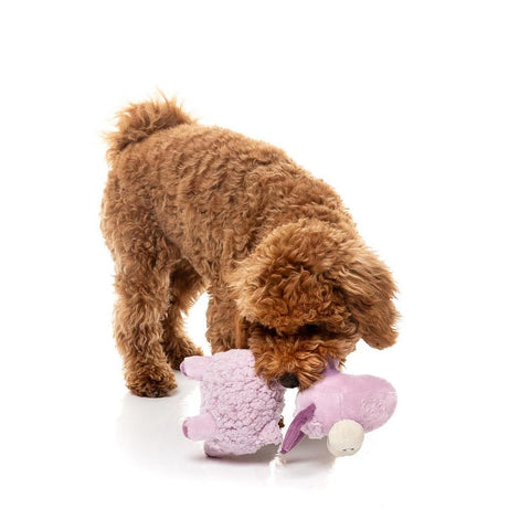 FuzzYard Neck Minnits – Neckita the Llama duurzaam pluche hondenspeeltje, bruine hond kauwend en spelend met lama-speeltje