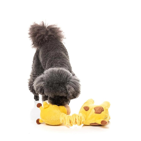 FuzzYard Neck Minnits – Neckholas the Giraffe pluche hondenspeelgoed, zwarte hond kauwend en spelend met gele giraffe