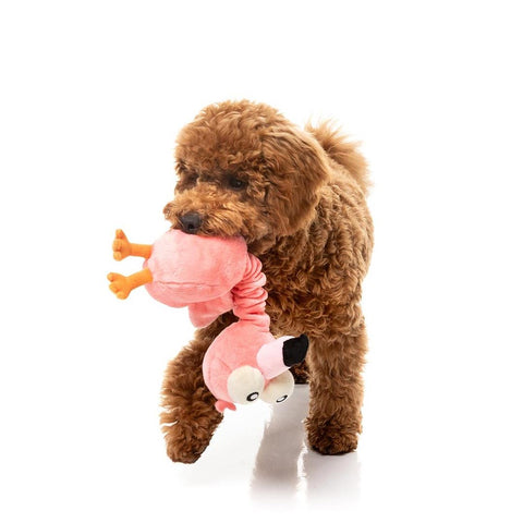 FuzzYard Neck Minnits – Neckole the Flamingo pluche hondenspeelgoed, bruine hond spelend en dragend in de bek tijdens actief spel