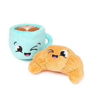 FuzzYard Perfect Match Croissant & Cappuccino – pluche set hondenspeeltjes met schattige knipogende gezichtjes, bestaande uit een croissant en een cappuccino-mok met hartvormige latte-art