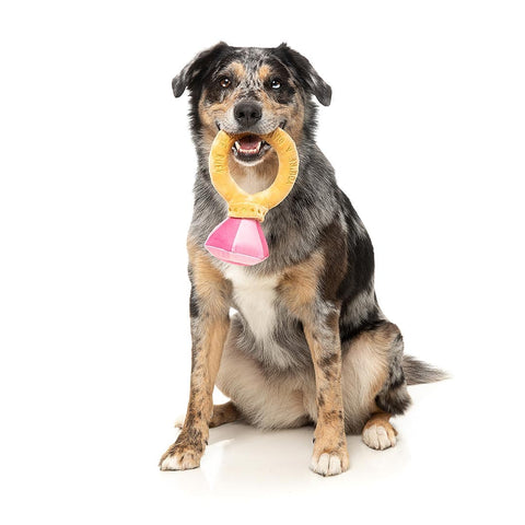 FuzzYard Valentine’s Diamond in the Ruff Ring – Valentijns pluche hondenspeeltje in de vorm van een ring met diamantdetail