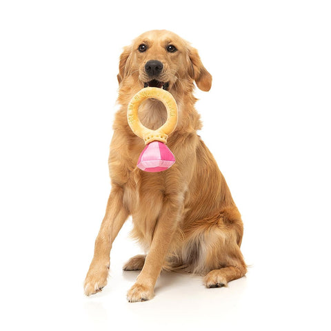 FuzzYard Valentine’s Diamond in the Ruff Ring – zacht pluche hondenspeeltje met roze edelsteen en geborduurde tekst