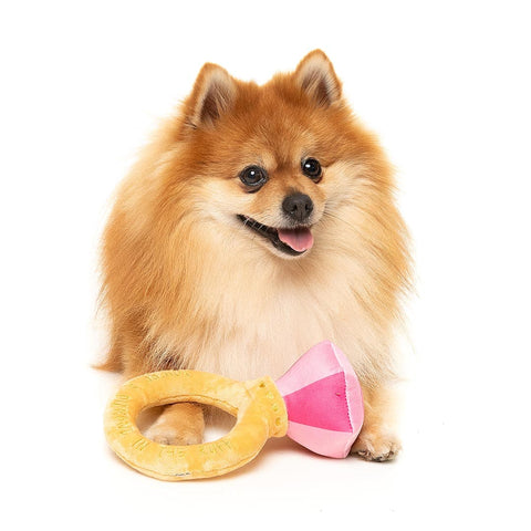 FuzzYard Valentine’s Diamond in the Ruff Ring – pluche Valentijns hondenspeeltje in ringvorm met roze diamant en gouden band