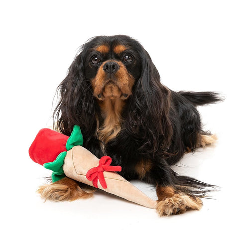 FuzzYard Valentine’s Wrapped Rose – pluche hondenspeeltje in romantisch roosdesign voor Valentijn