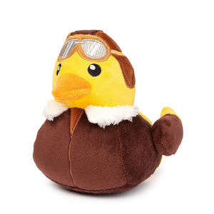 FuzzYard Waddle Squad-dle Amelia Quackhart – pluche hondenspeeltje in de vorm van een gele eend verkleed als piloot, met vintage bruine vliegjas, witte bontkraag en pilotenbril, knuffelspeelgoed voor honden