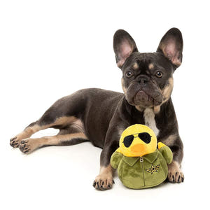 Franse Bulldog ligt met met FuzzYard Waddle Squad-dle Goose – pluche hondenspeeltje in de vorm van een gele badeend, verkleed als piloot met een groene jas, zwarte zonnebril en een ster-embleem, knuffelspeelgoed voor honden