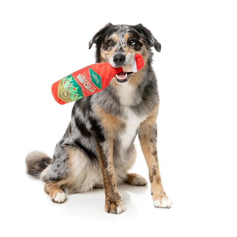 FuzzYard Xmas Christmutts Irish Cream - hond speelt met pluche hondenspeeltje in de vorm van een baileysfles met kerstmuts