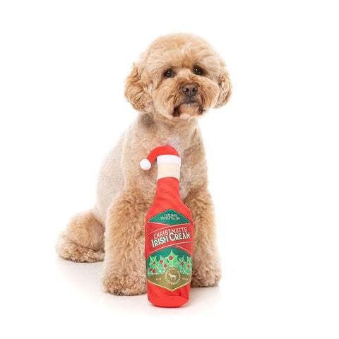 FuzzYard Xmas Christmutts Irish Cream - hond speelt met pluche hondenspeeltje in de vorm van een baileysfles met kerstmuts