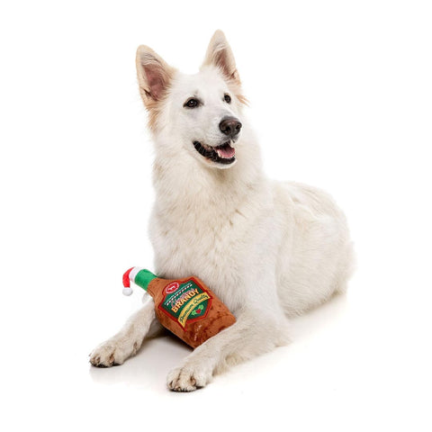 FuzzYard Christmas Brandy – witte hond spelend met pluche kerstfles met pieper, zacht en feestelijk hondenspeeltje van FuzzYard