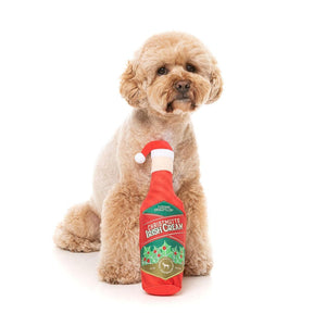 FuzzYard Xmas Christmutts Irish Cream - hond speelt met pluche hondenspeeltje in de vorm van een baileysfles met kerstmuts