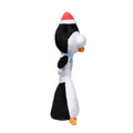 Zijaanzicht van een zwart-witte pluche pinguïn als hondenspeeltje met kerstmuts