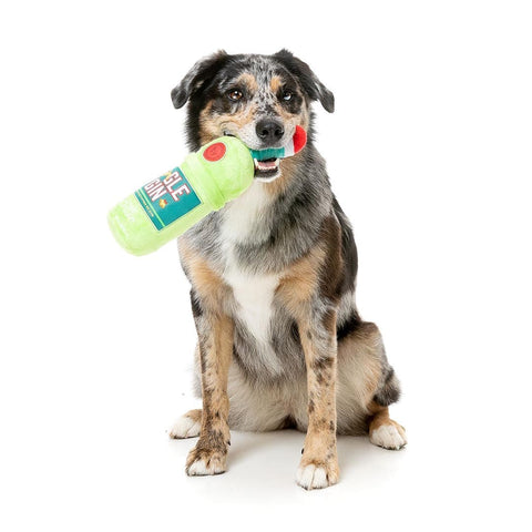 FuzzYard Xmas Gin-gle Gin – hond speelt met pluche hondenspeeltje in de vorm van een fles gin met kerstmuts