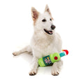 FuzzYard Xmas Gin-gle Gin – hond ligt met pluche hondenspeeltje in de vorm van een fles gin met kerstmuts
