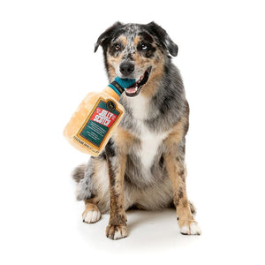 FuzzYard Xmas Jolly Scotch – hond speelt met pluche hondenspeeltje in de vorm van een whiskyfles met kerstmuts