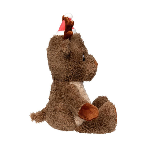 Zijaanzicht van een bruin pluche rendier als hondenspeeltje met kerstmuts en gewei