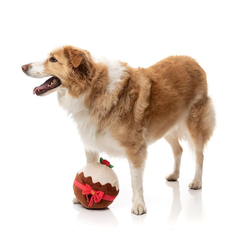 FuzzYard Merry Puddin' – pluche kerstpudding van FuzzYard, hond trots spelend met feestelijk hondenspeeltje met pieper