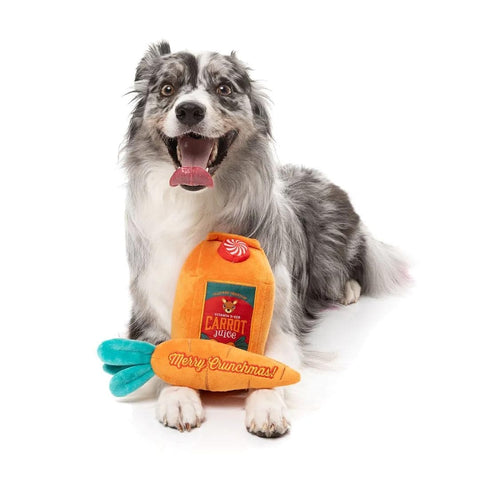 Hond spelend met FuzzYard Reindeer Carrot Juice & Carrot kerstspeeltje – pluche wortel en sapverpakking voor honden uit FuzzYard kerstcollectie