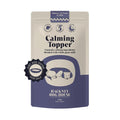 Voorkant verpakking van Hackney Dog House Geitenmelk Kalmerend – natuurlijk supplement voor honden met geitenmelk, valeriaan, kamille en citroenmelisse, ondersteunt ontspanning en gezonde slaap