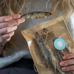 Mr. Bones Atlantische Ansjovissen – kleine, knapperige hele ansjovissen, vastgehouden in de hand