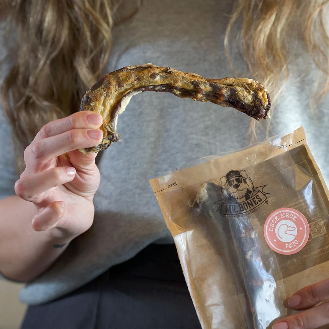 Mr. Bones Eendennekken – knapperige eendennekken met botstructuur, vastgehouden in de hand